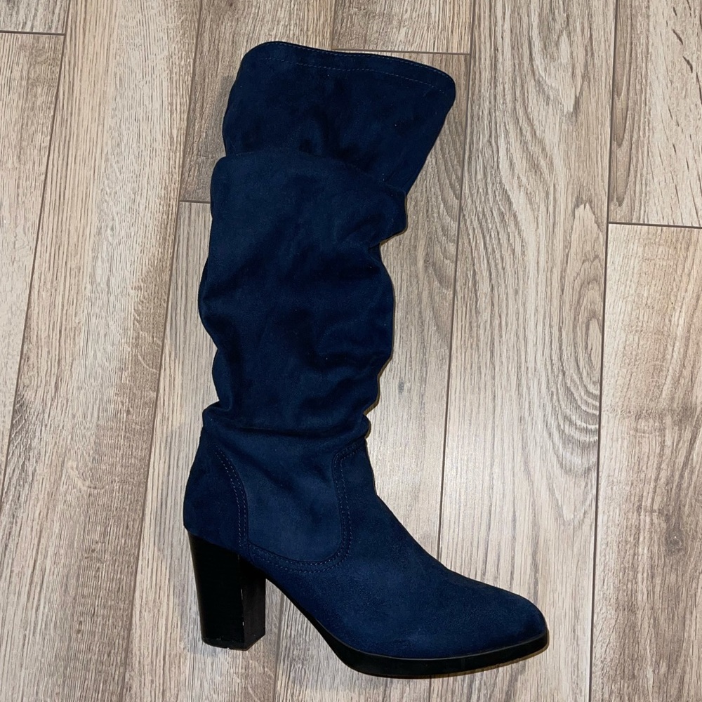 White Mountain Scrunched Navy Heeled Boots 10